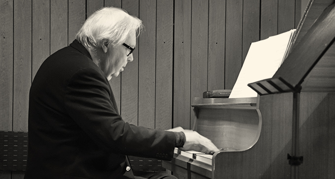 Mats Persson spelar ett stycke av Johanna Magdalena Beyer. Foto: Sture Mangs