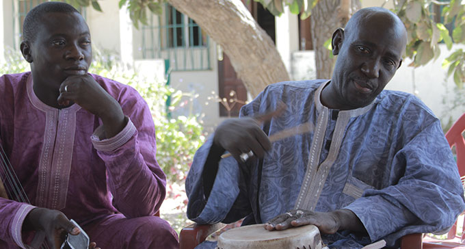 Algi M’bye (till höger) från National Centre for Arts and Culture (NCAC) är en av initiativtagarna till projektet