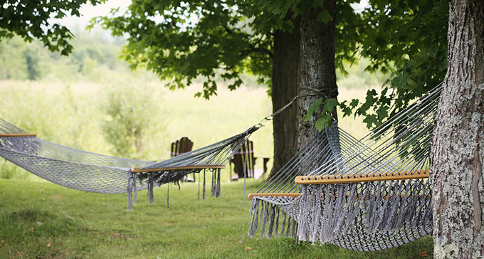 Vi bjuder på en hel rad lästips för sommardagar i hängmattan