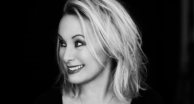 Louise Hoffsten har skapat ny musik av material från Svenskt visarkiv.