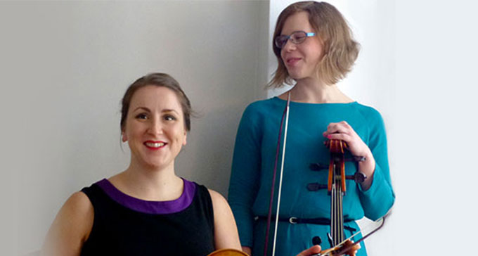 Jenny Lierud och Andrea Ravandoni spelar 1700-talsmusik på Musik- och teaterbiblioteket.