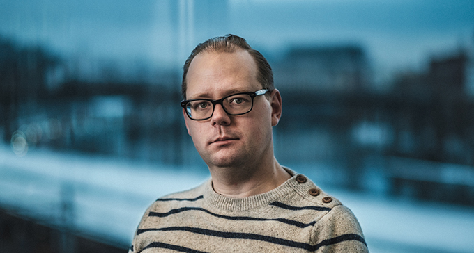 Wictor Johansson är forskningsarkivarie med ansvar för de audiovisuella samlingarna. Foto: Jonas André