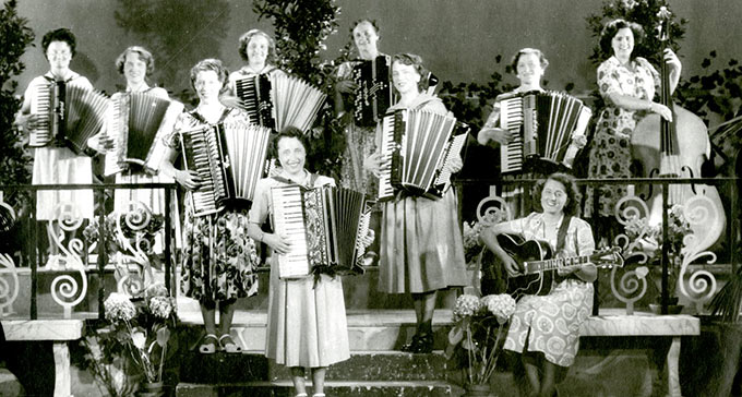 Foto på dragspelsorkester. Siw Karlén står vid en kontrabas.